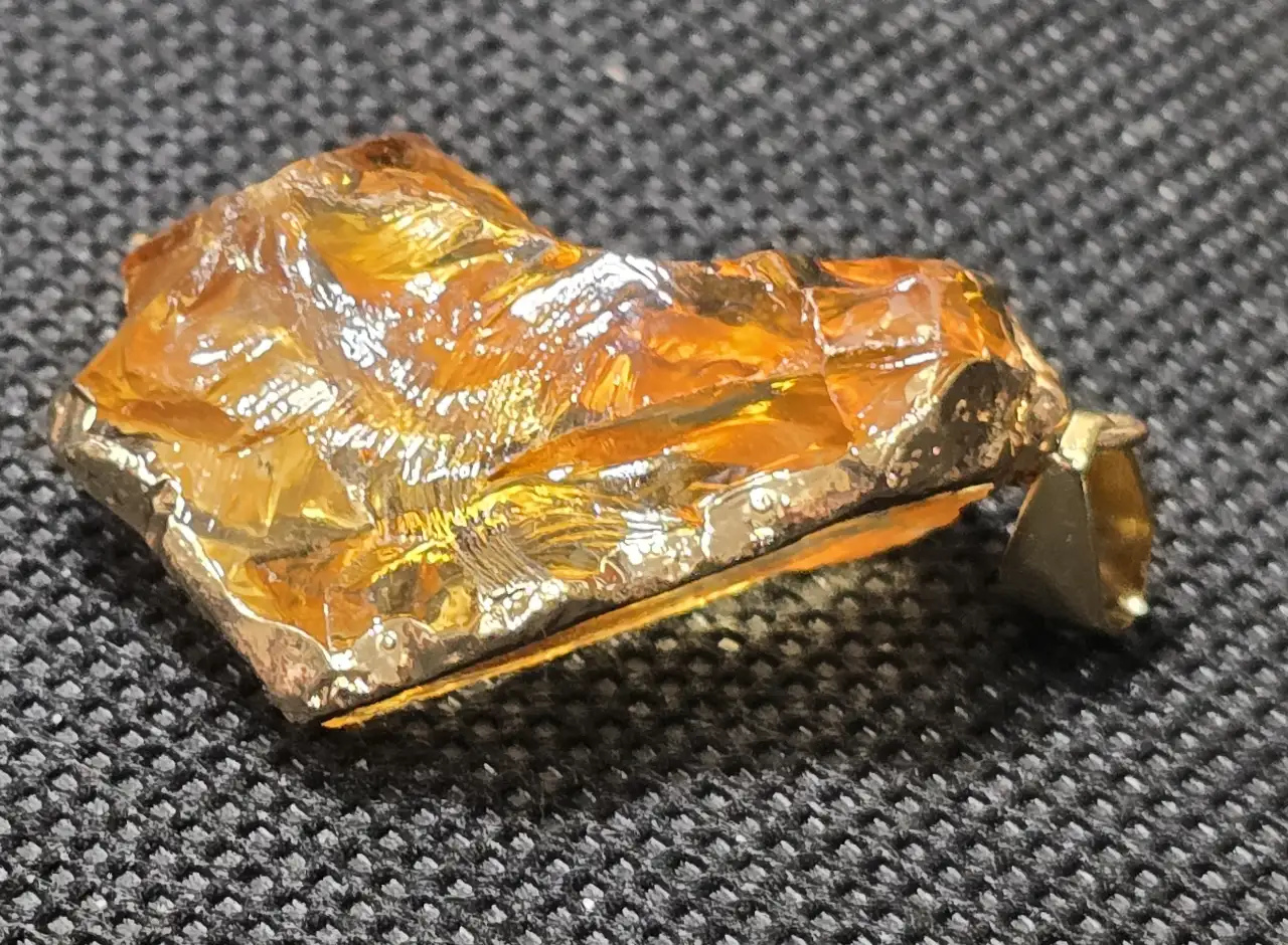 תליון קריסטל טבעי עם מסגרת מתכת מצופה עלי זהב