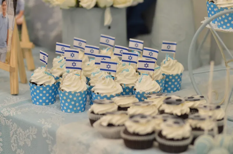 קאפקייקס מעוצבים עם דף סוכר ( מינימום 12 יחידות)