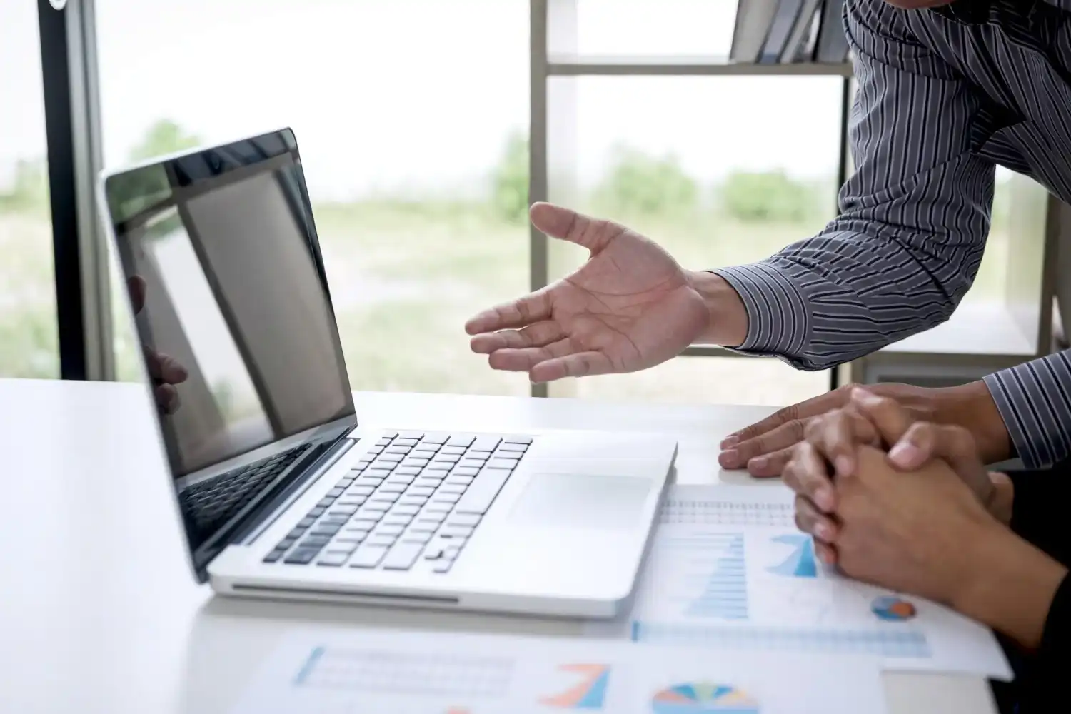 בדיקות תוכנה אוטומטיות מול ידניות – מה עדיף ולמה?