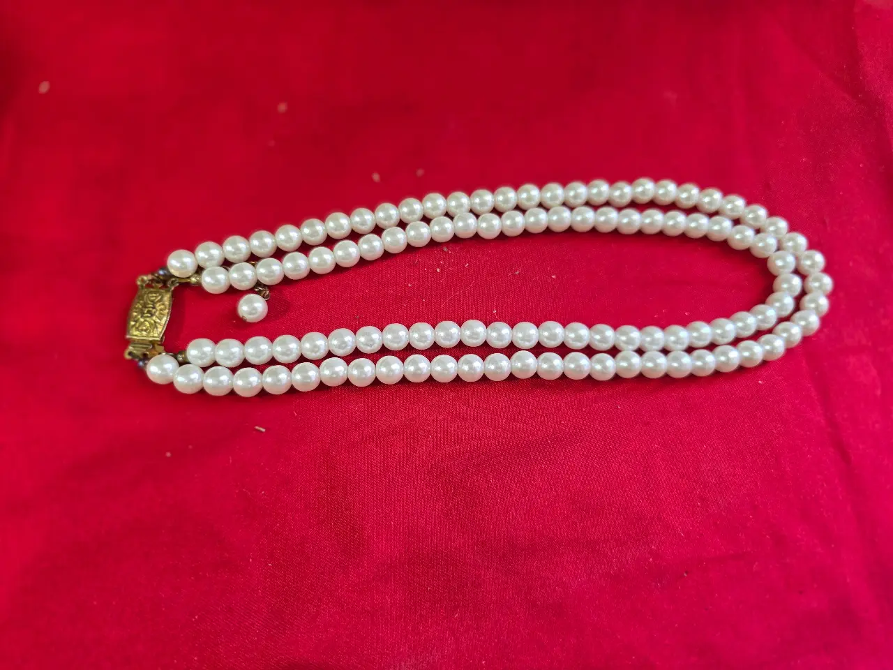 שרשרת 2 שכבות פנינים מלאכותיות סגר מוזהב