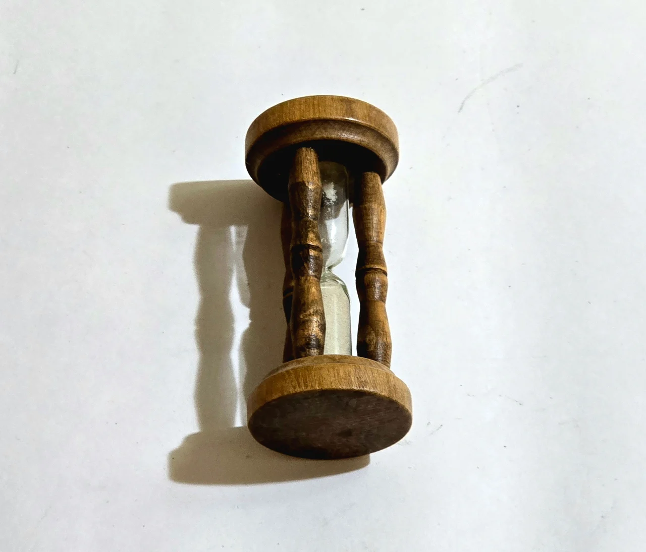 שעון חול ישן עשוי מעץ וזכוכית גובה 10 סמ