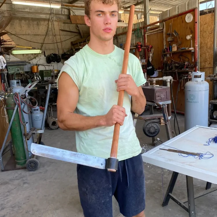 בני אלרועי עם כלי שחישלתי