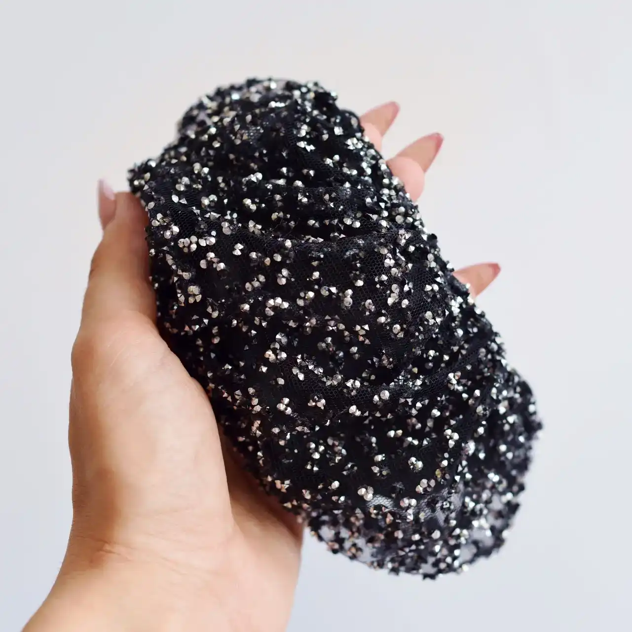 קשת שחורה משובצת זרקונים