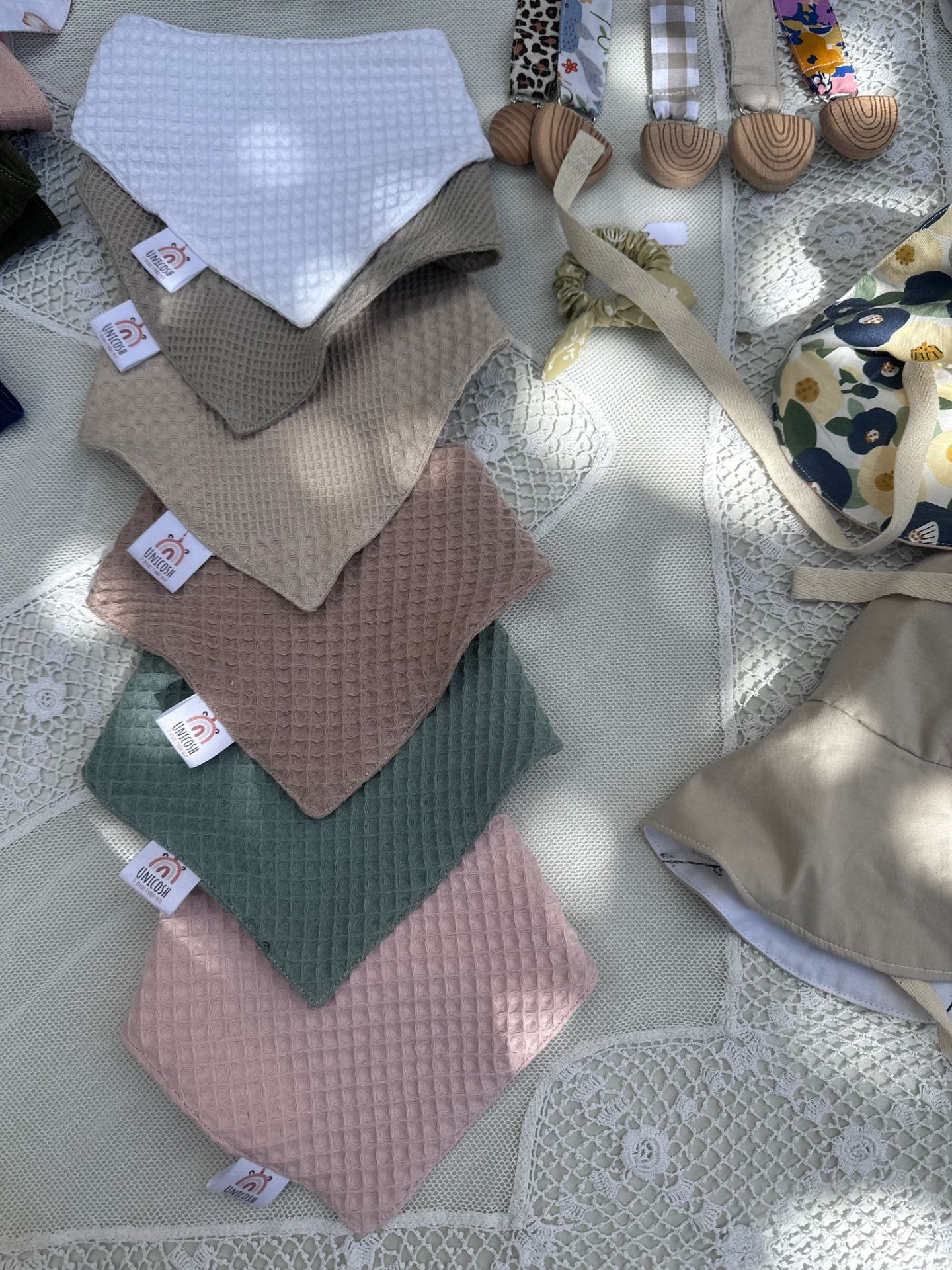 מארז מחזיק מוצץ וסינר בנדנה