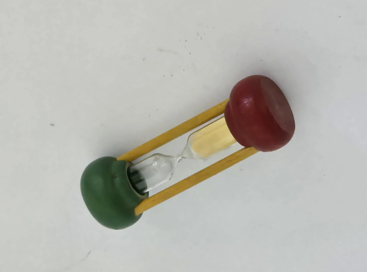 שעון חול, עשוי עץ וזכוכית (וחול)  בירוק צהוב ואדום,  מידות 3x10 ס"מ