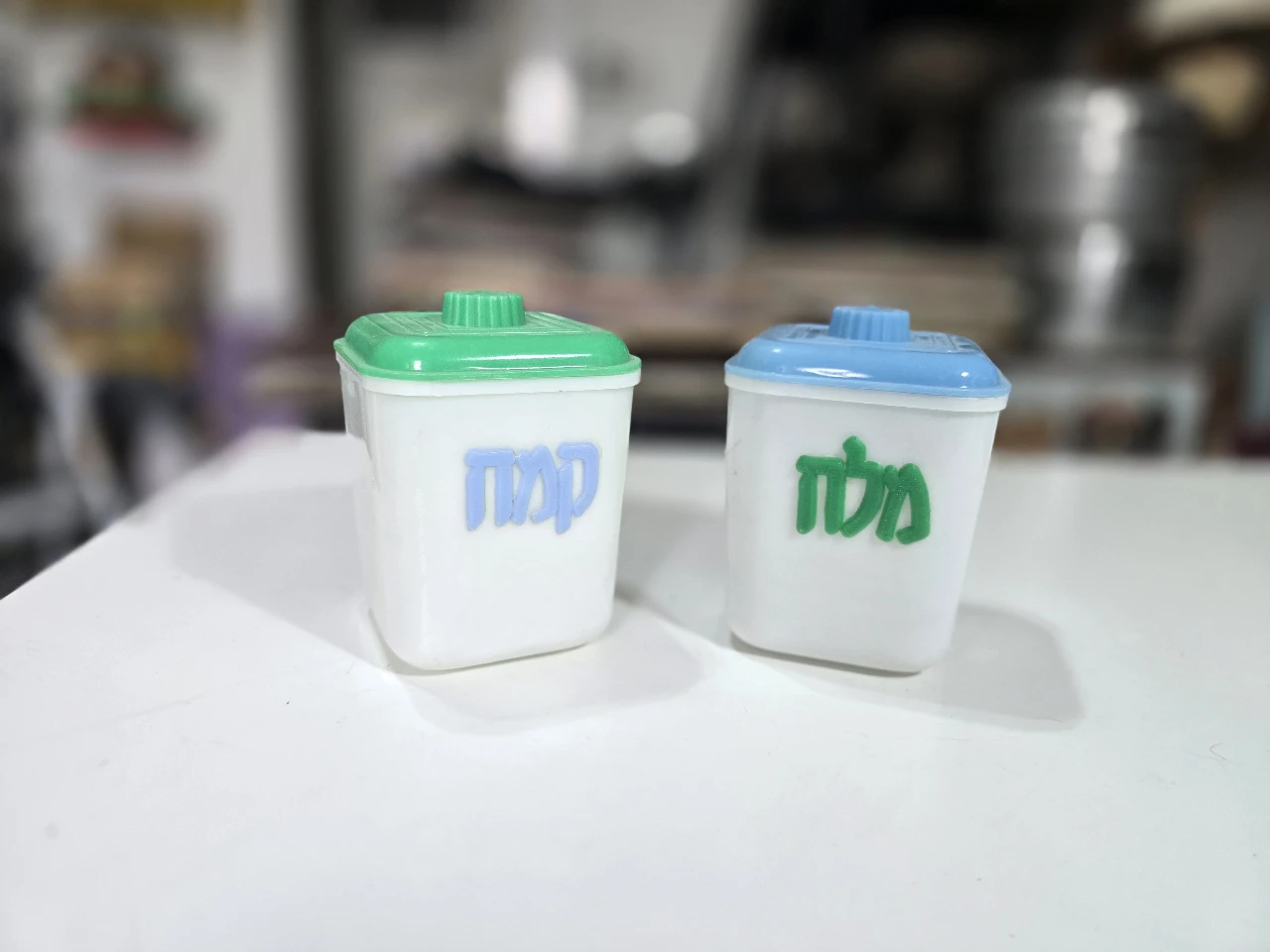 זוג כלים וינט'ג מלח וקמח עשוים פלסטיק פגם מצולם למכסה הירוק- לא נראה חיצונית. 6-13 ס''מ