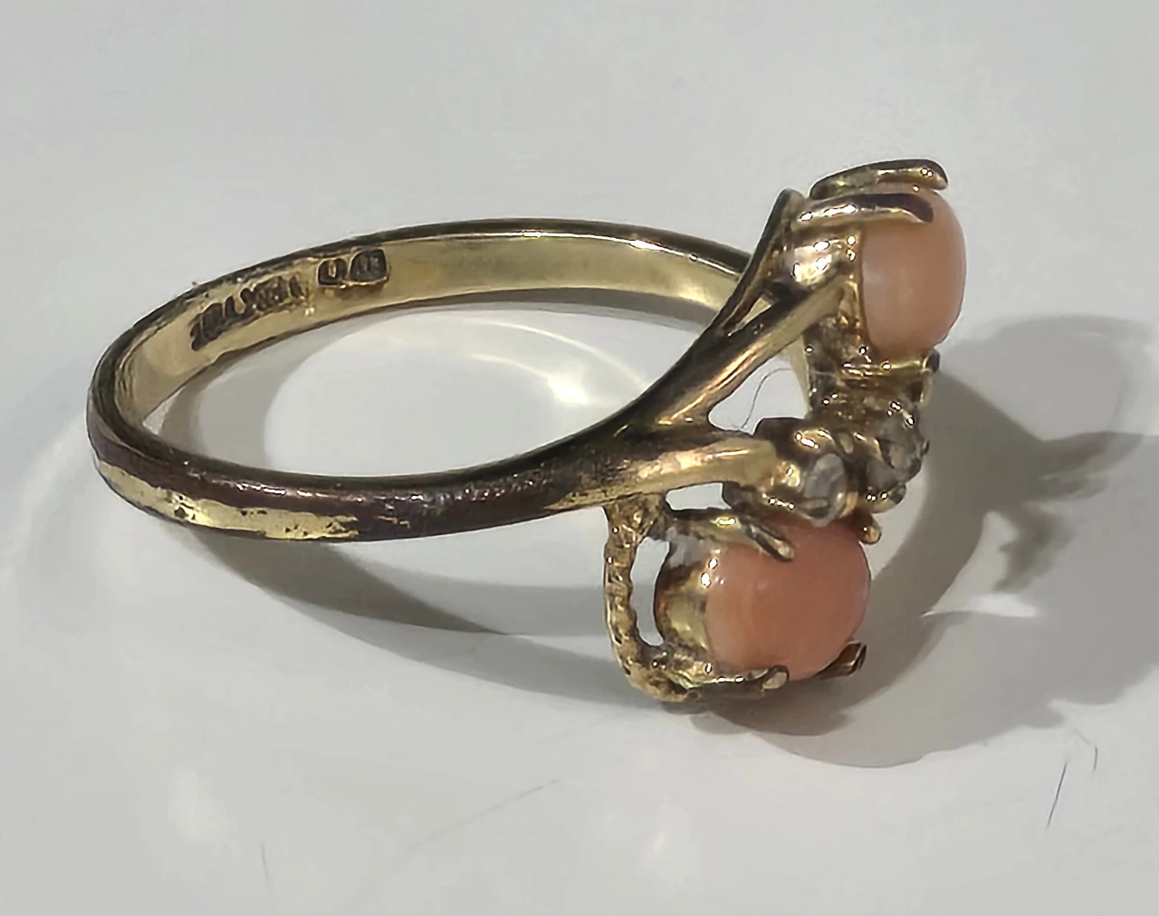 טבעת קורל ישנה טבעת כסף מוזהב עם שילוב של קורלים ואבני סברובסקי מידה 5.5\6