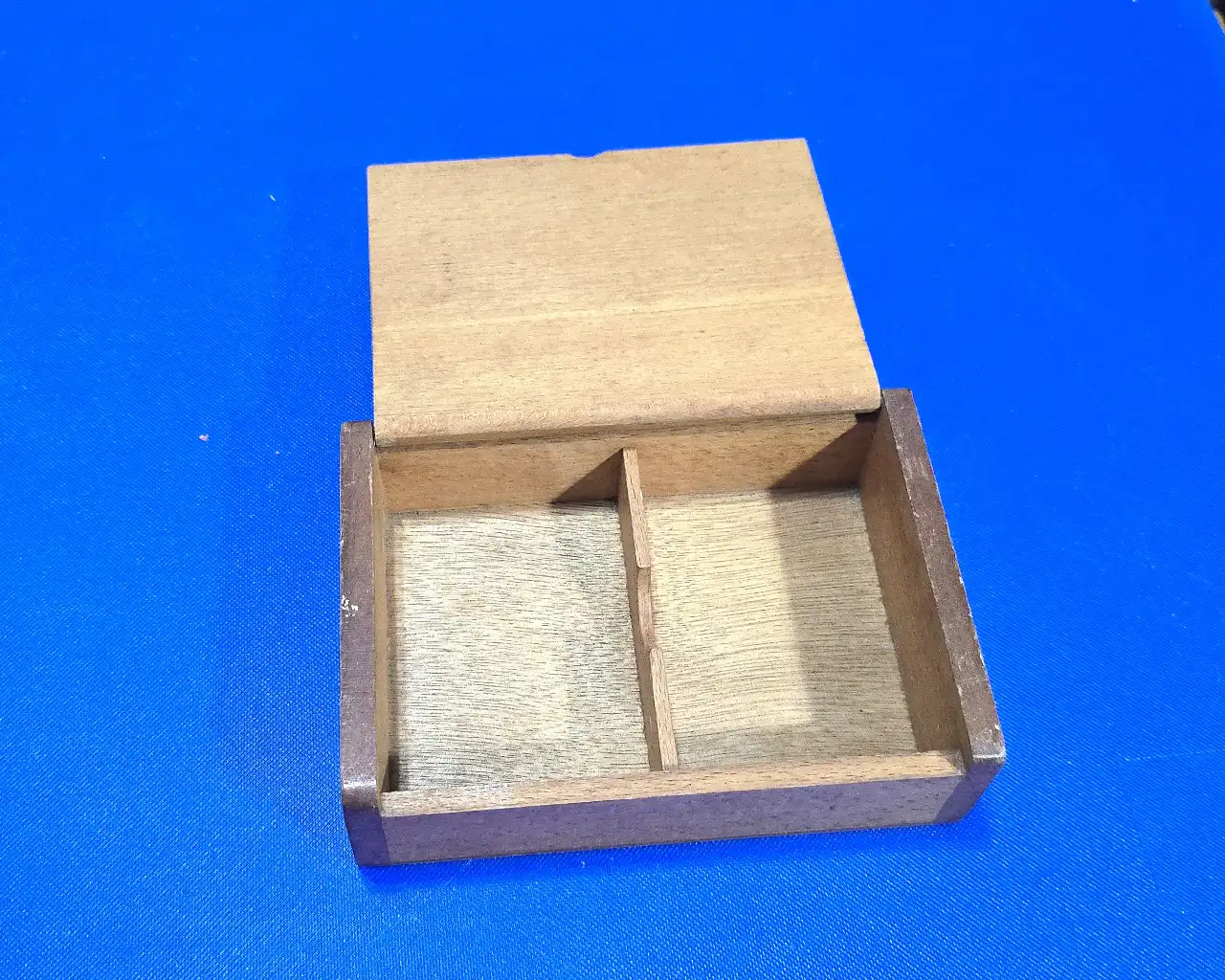 קופסת עץ ישנה מאד עם בולי מס קניה תוצרת הארץ עין החורש מיועדת לקלפים