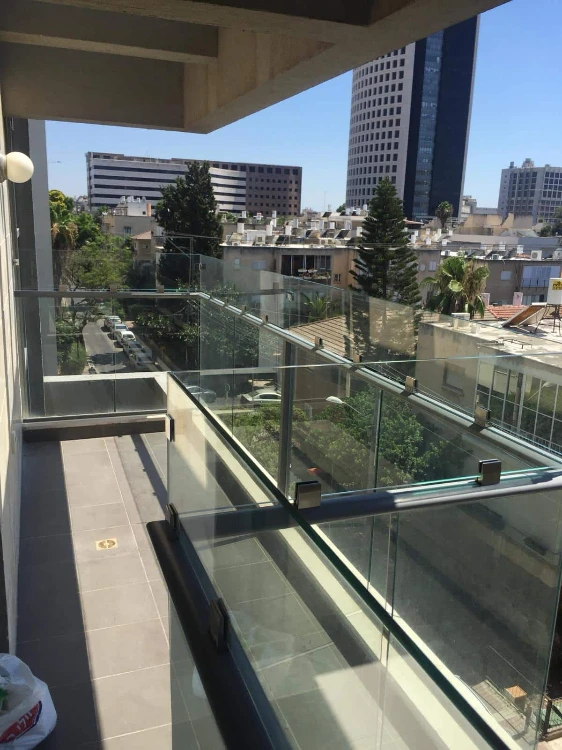 מעקות זכוכית למדרגות ולמרפסת