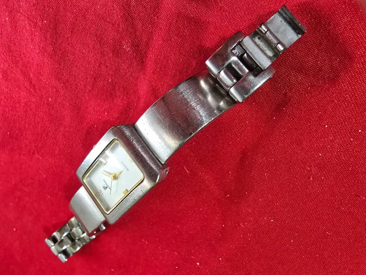 שעון יד לנשים שעון מלבני הנושא את המותג Ferrari יש לעשות הפרדה עם ח'ב פררי למכוניות יוקרה השעון כיכב שנות ה.80\90 יש להחליף סוללה