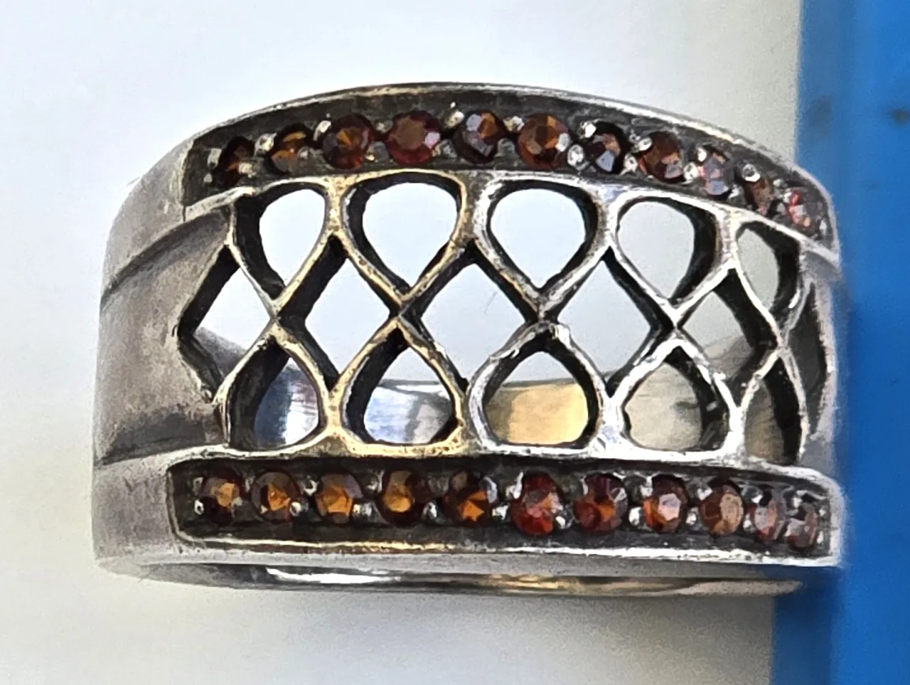 טבעת וינטאג' כסף סטרלינג 925 משובצת באבני גרנט, גודל: 10, רוחב למעלה: 1.4 ס"מ, משקל: 8 גר'.