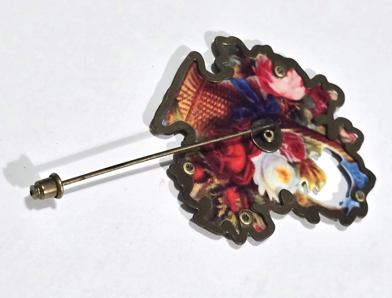 סיכה לבגד של מיכל נגרין אבני סברובסקי צבעים מרהיבים