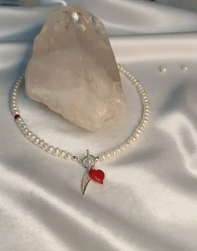 דנה – שרשרת פנינים עם נגיעה של אבן אגת אש אדומה