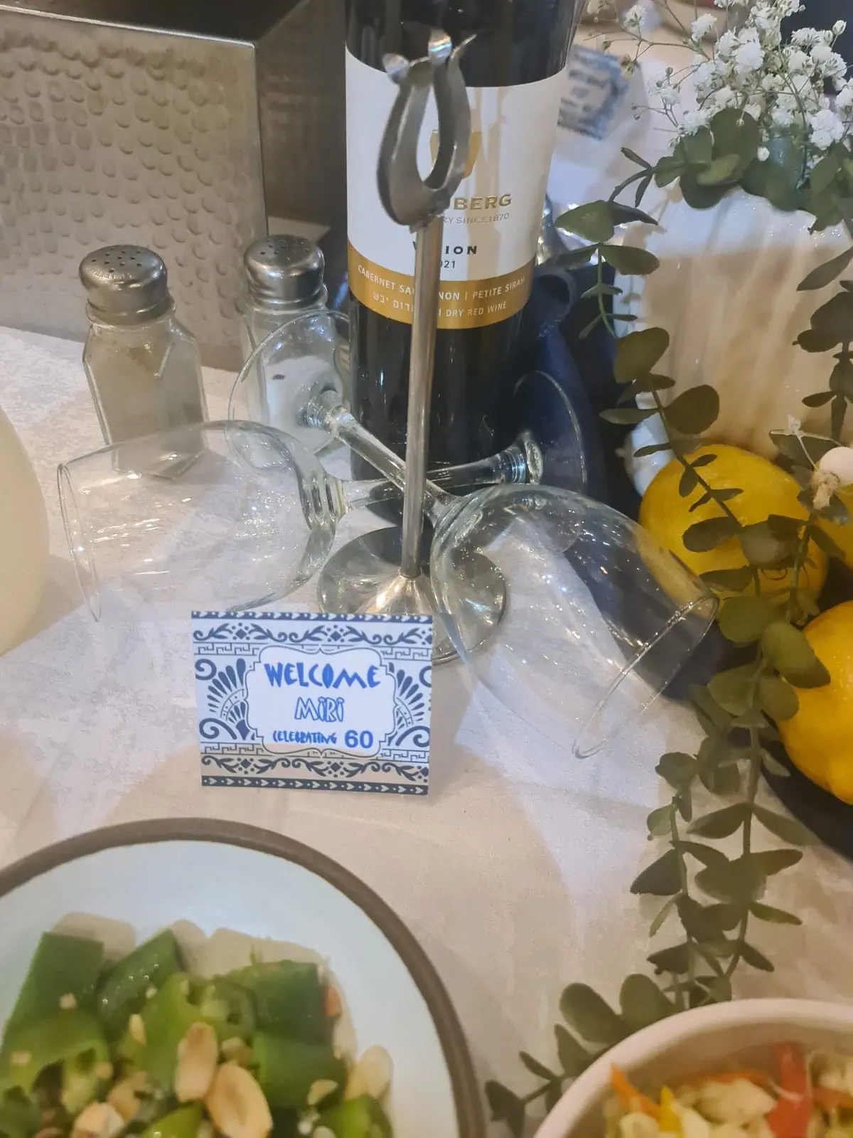 שולחנות מעוצבים