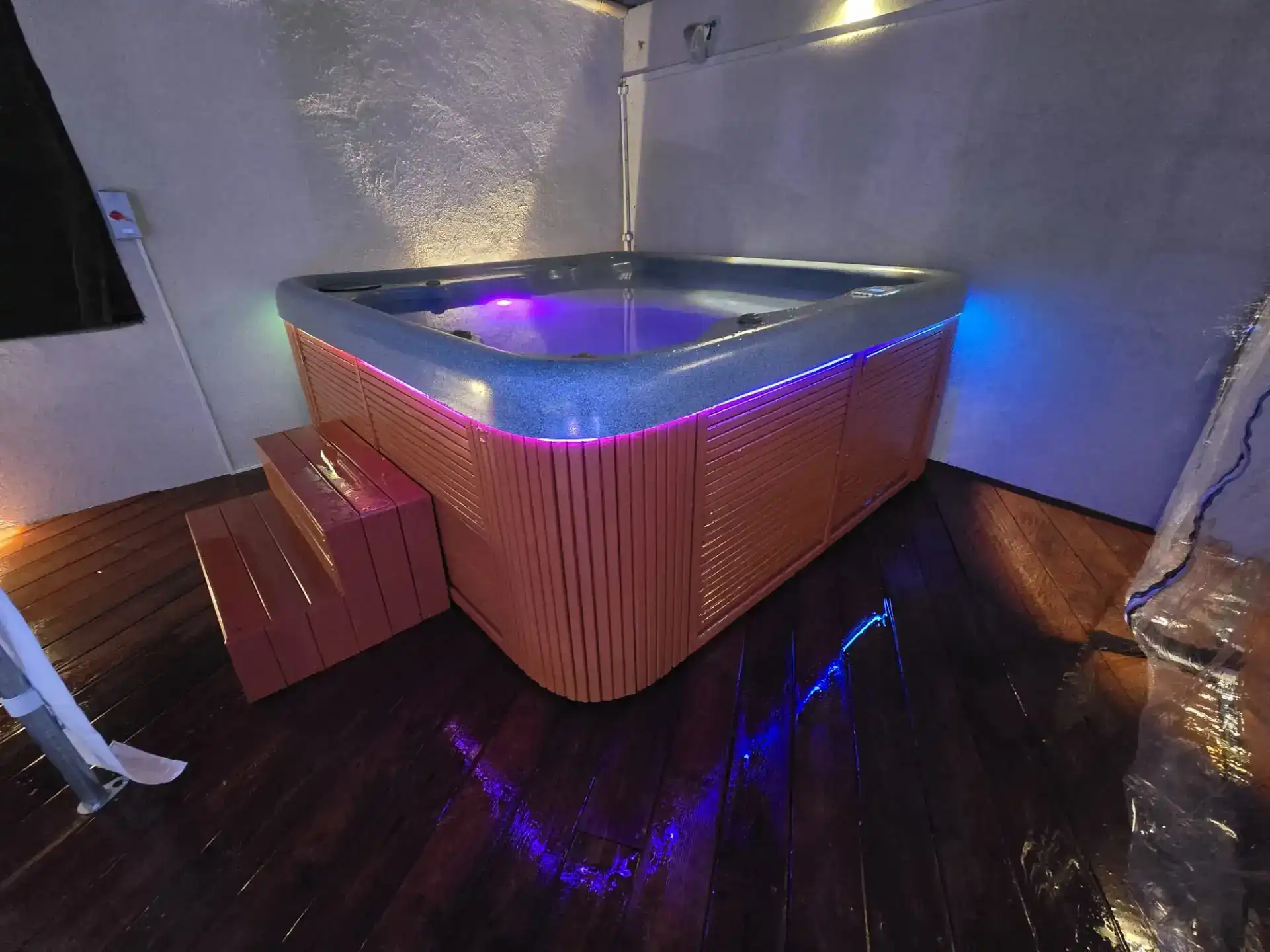 בריכה מחוממת ומקורה