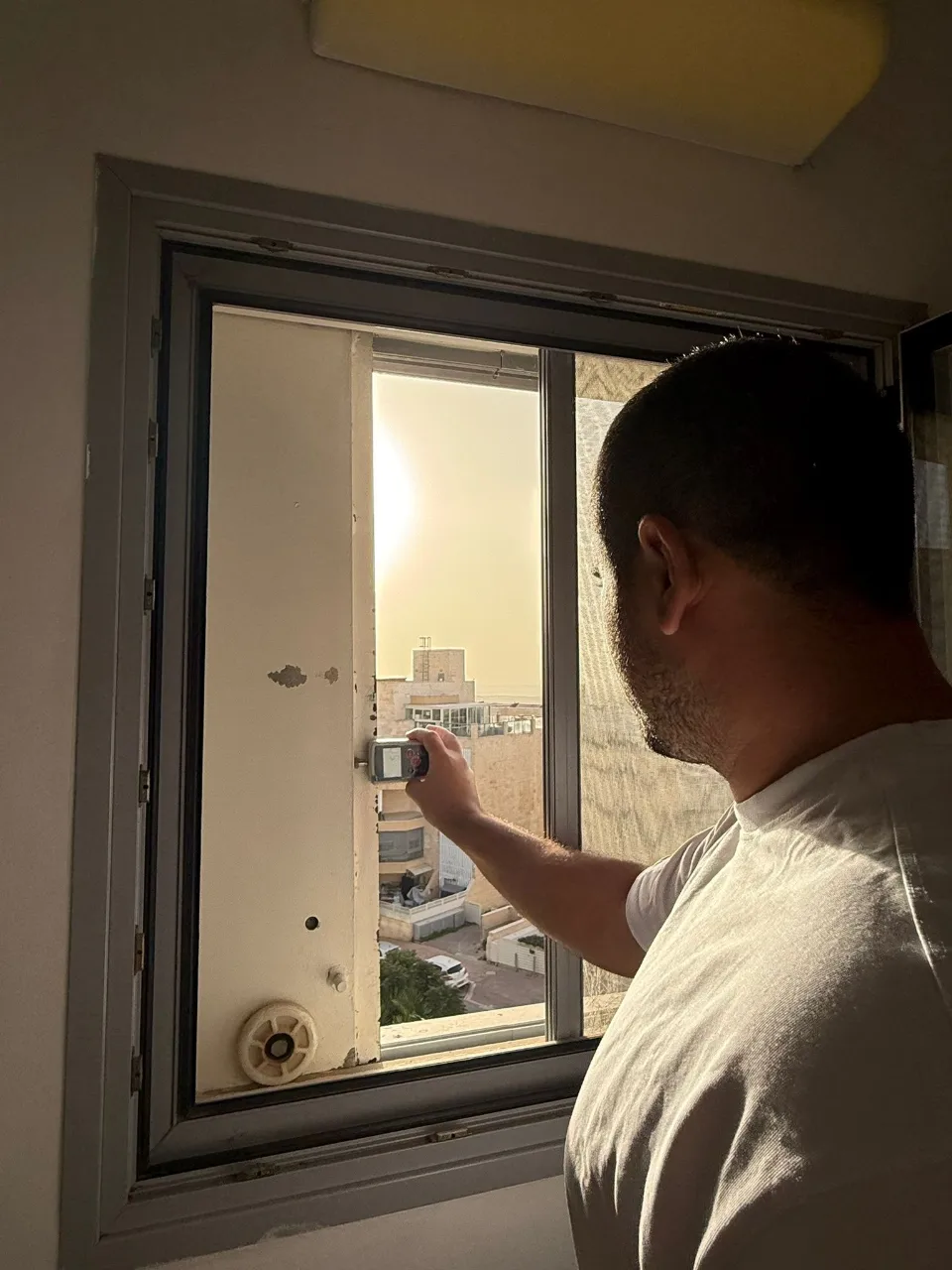 פתיחת חלון ממד בעזרת מד כח