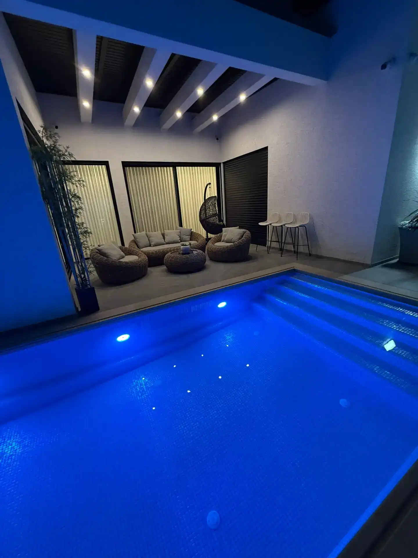 בריכה מחוממת ומקורה