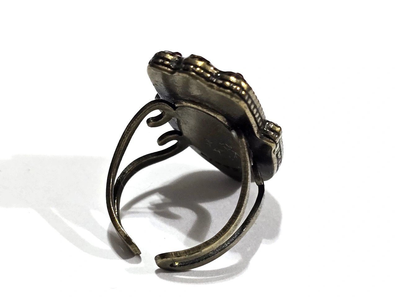 טבעת מהממת של מיכל נגרין בצורת חמסה ואבני סברובסקי הטבעת מתכווננת