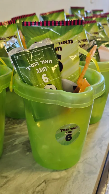 דלי וכף עם טרופית וחטיף