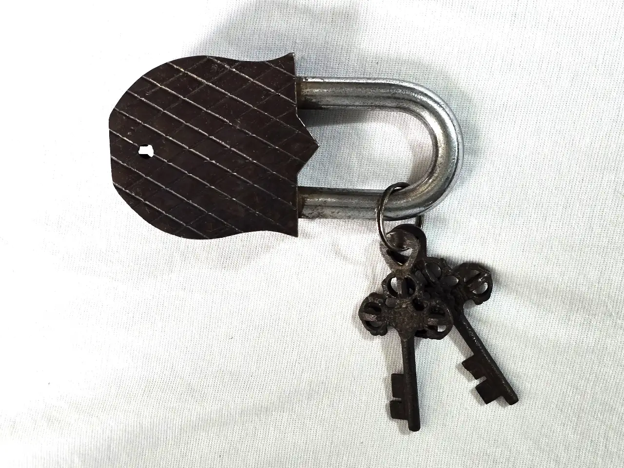 מנעול ברונזה ומתכת, כולל 2 מפתחות, המנעול מעוטר בדמותו של "MARSHAL SIR THOMAS" אורך 12 ס"מ