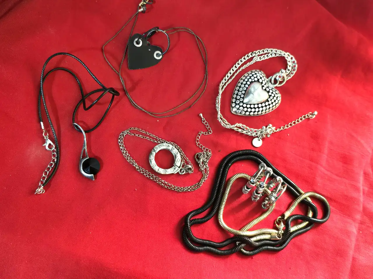 לוט של 5 מחרוזות כולל תליונים מצבים שונים אופנתיים