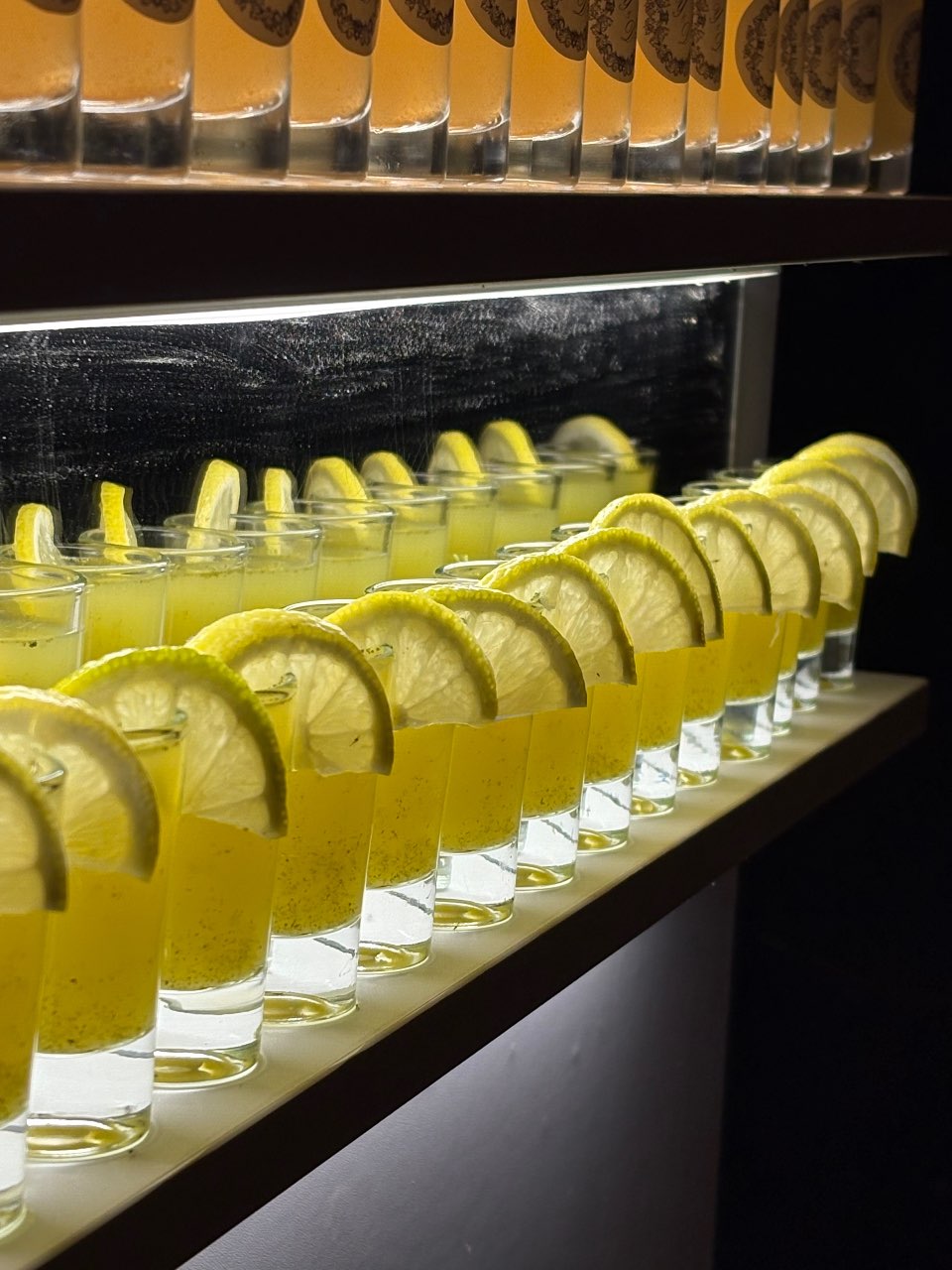 קיר צייסרים עם קוקטליים בטעמים שונים