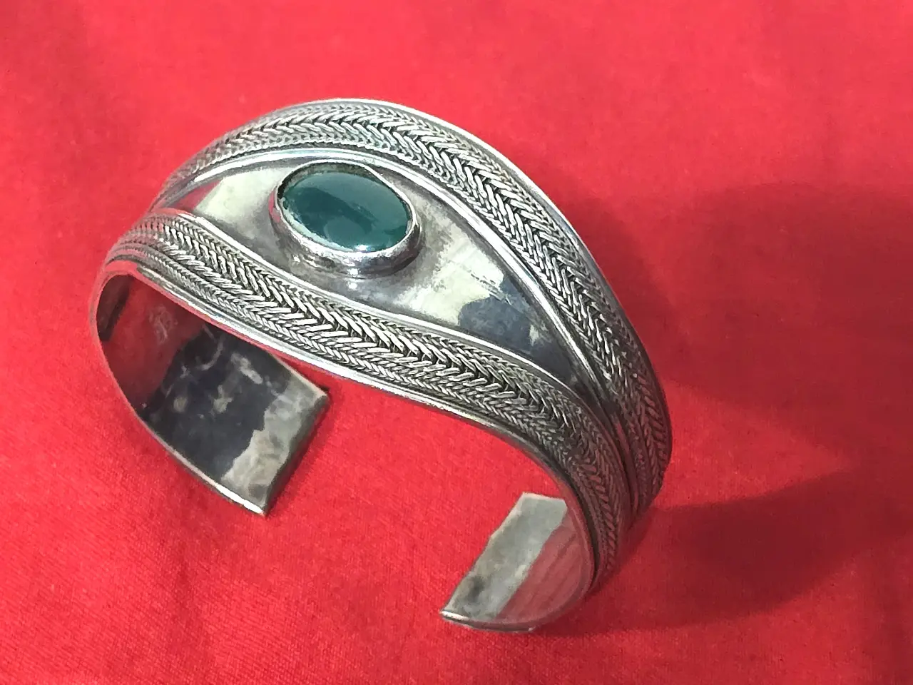 צמיד כסף 925 חתום בסגנון אתני ובמרכז אבן ג'ייד ירוקה