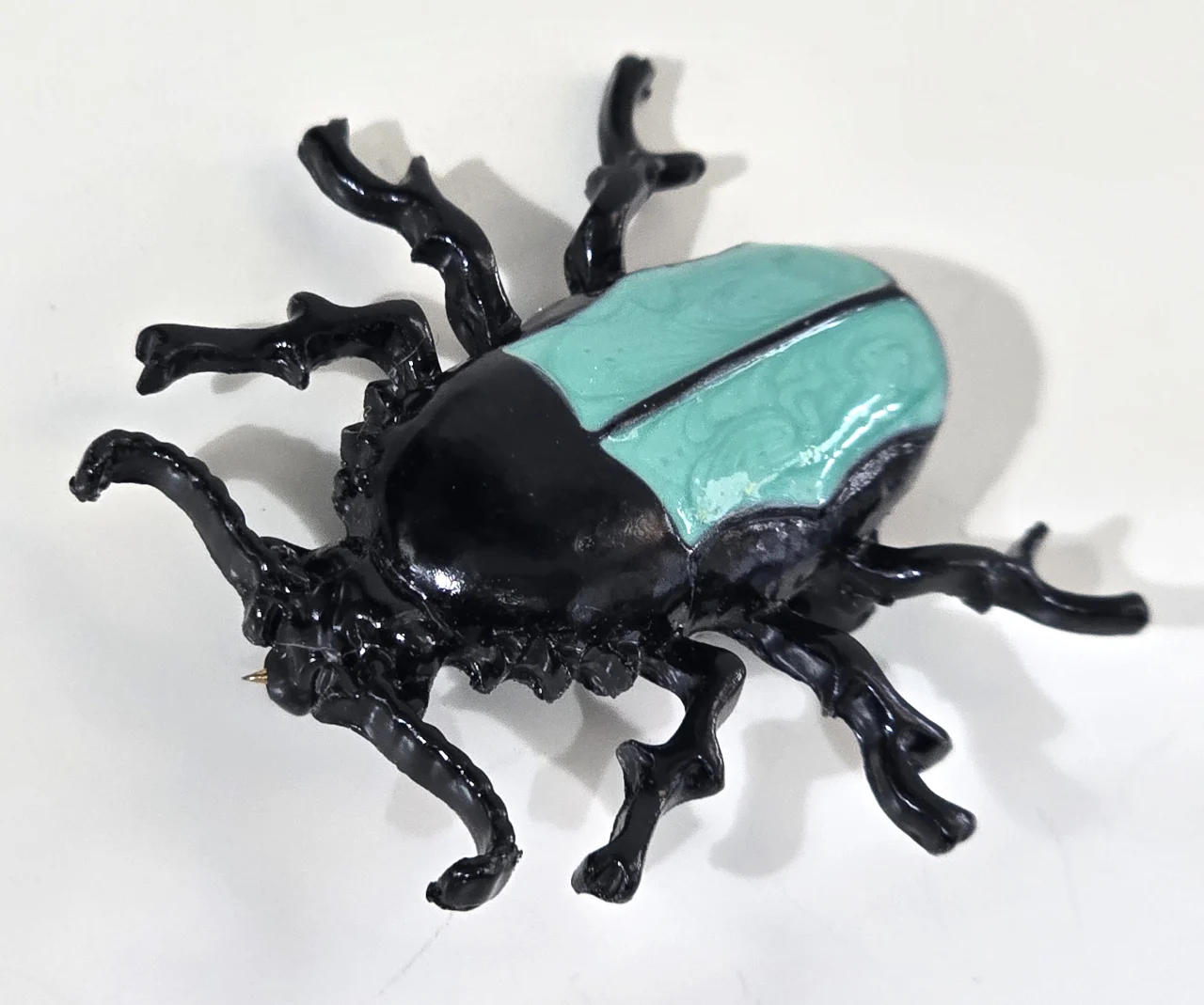 סיכת חרפושית - מתכת שחורה עם גב סברובסקי בצבע טורקיז אורך 3.5 ס"מ