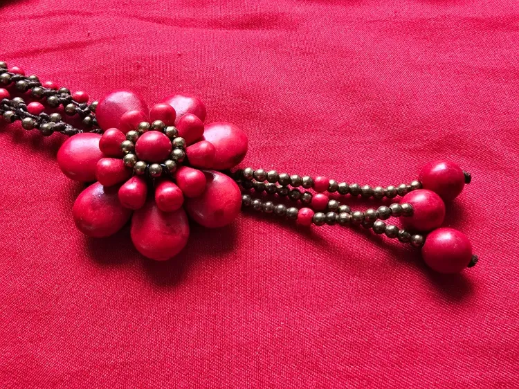 שרשרת מחרוזי קוראל ותליון גדול פרח אדום מקוראל