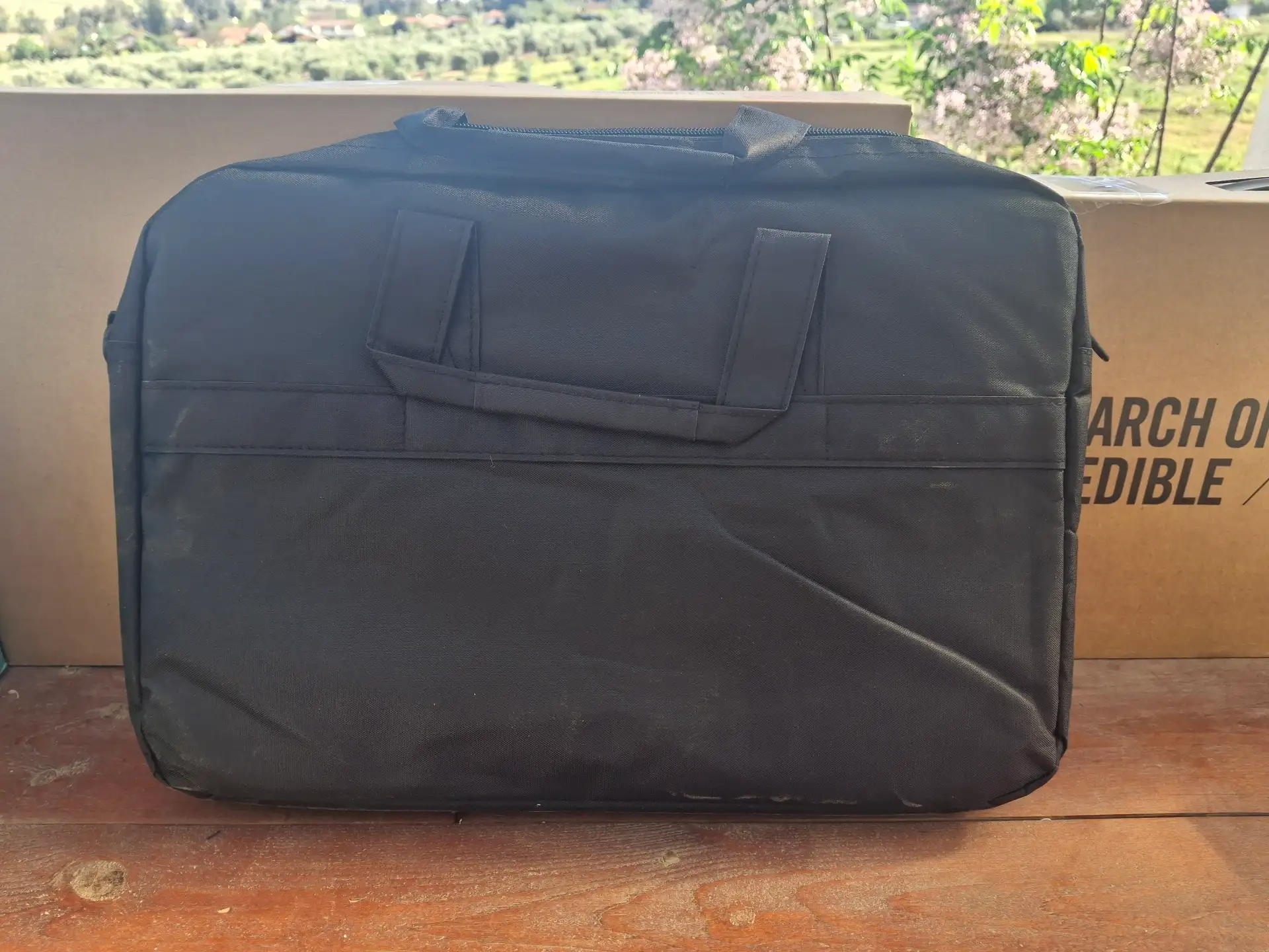 תיק דמוי עור צבע שחור למחשב עד 16"