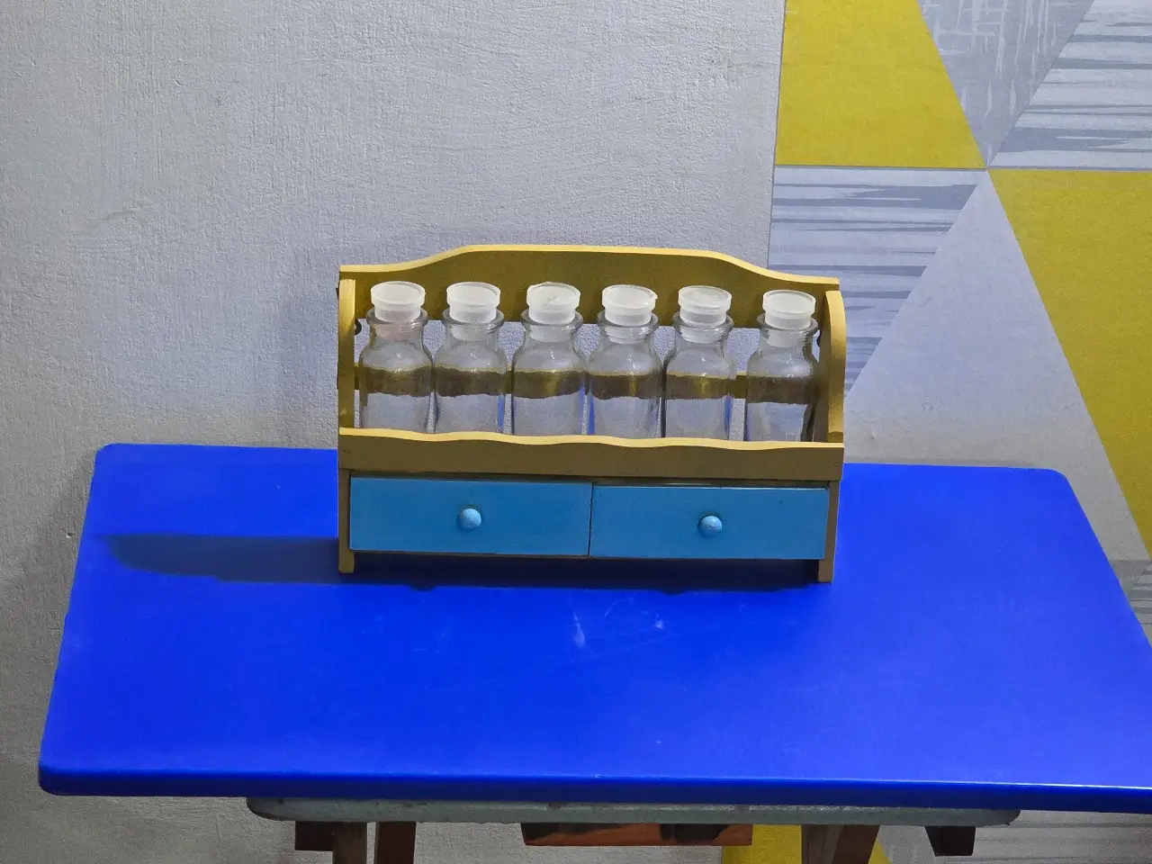 מתלה של פעם לבקבוקי תבלינים עשוי עץ  כולל 6 בקבןקי זכוכית לתבלינים . גובה בקבוקון  - 10 ס"מ