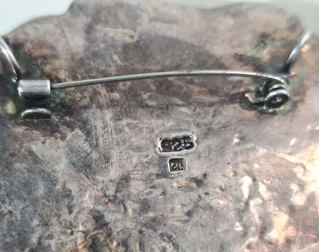 סיכה עתיקה וגדולה בעיצוב פרחוני ידני - וחתומה 925 סיכה מרשימה בעבודת יד,