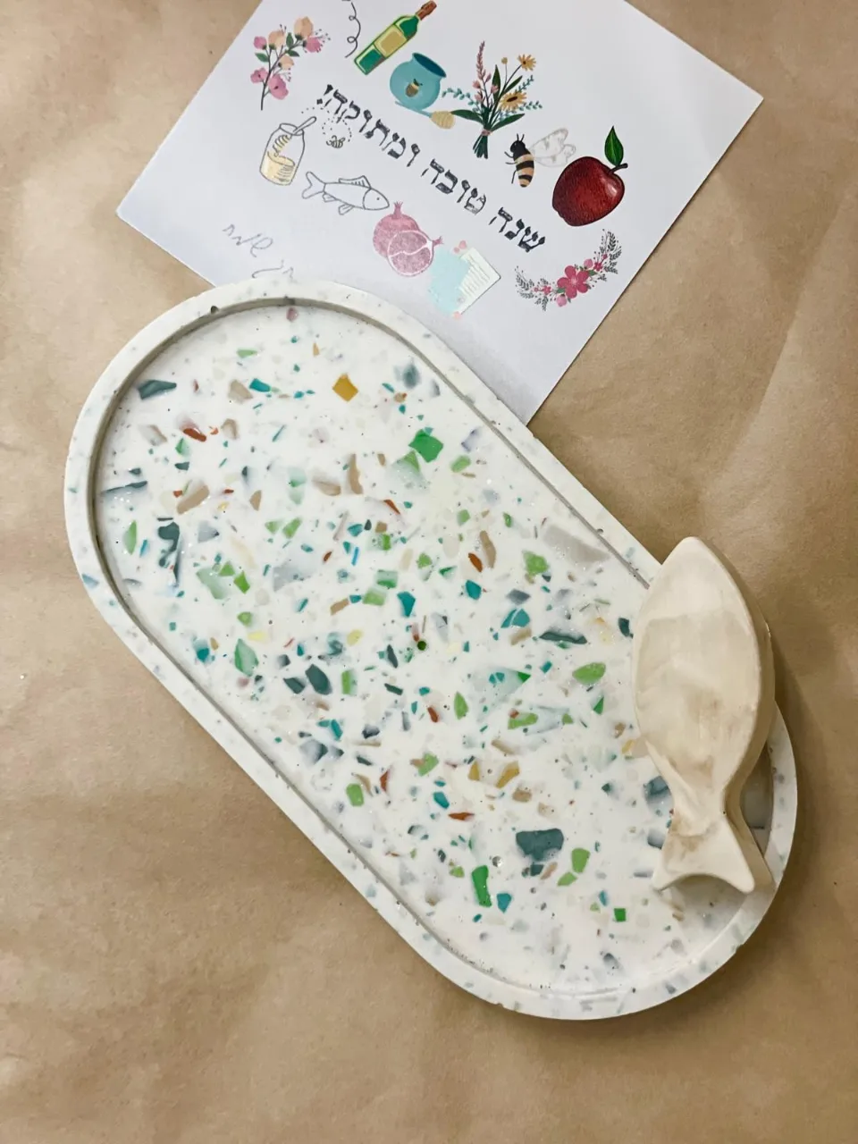 מגש אובלי בשילוב טראצו צבעוני, דג ואגרת ראש השנה