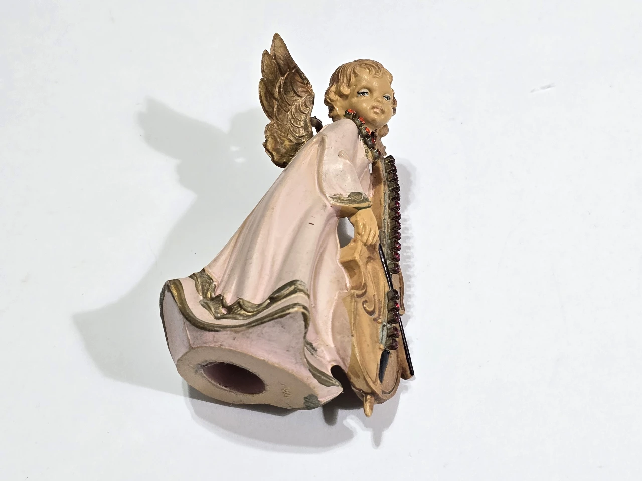 מלאכית של מיכל נגרין שבוץ אבני סברובסקי אדומות גובה 10 ס'מ