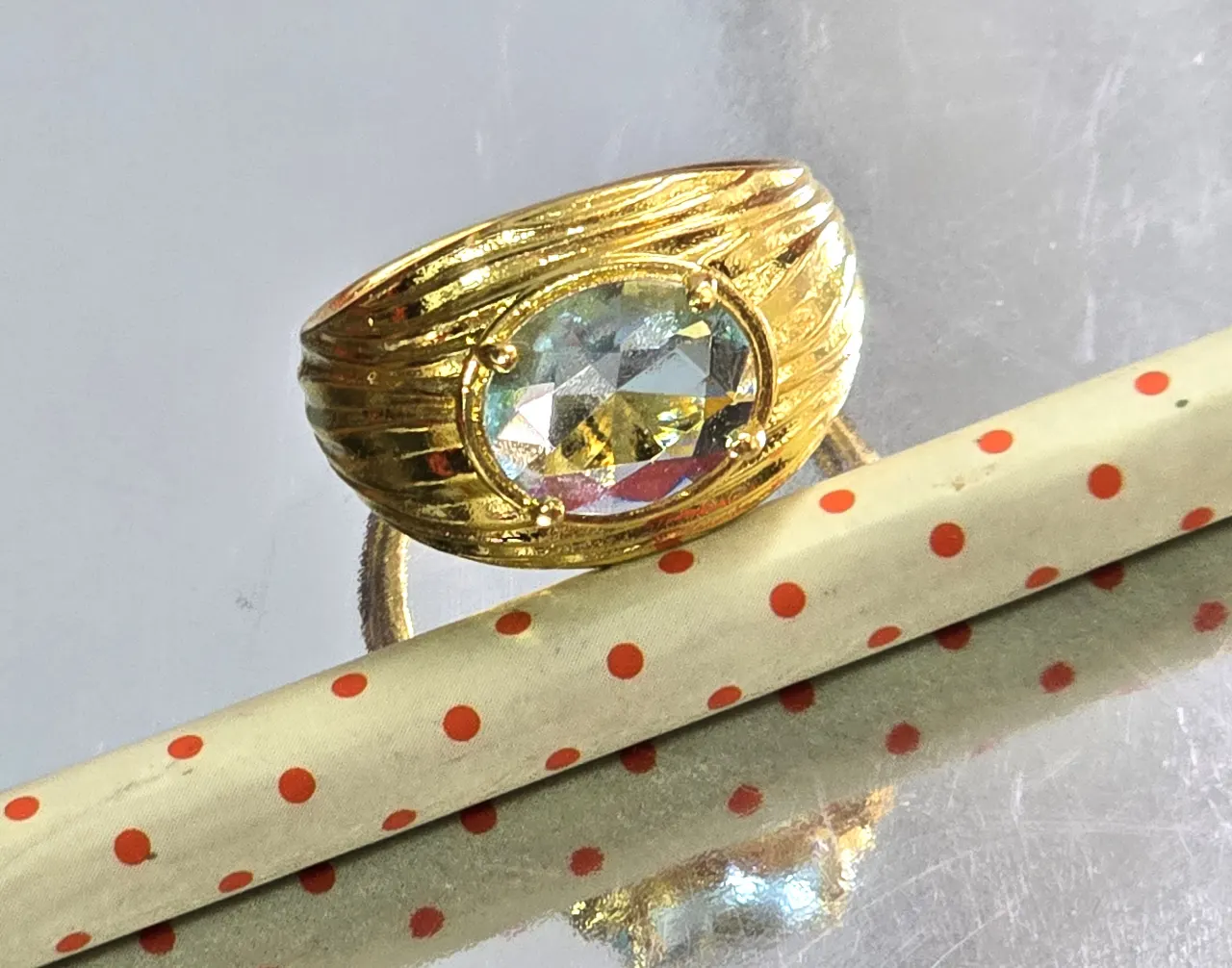 טבעת מתכתית מוזהבת שבמרכזה אבן חן מידה 11