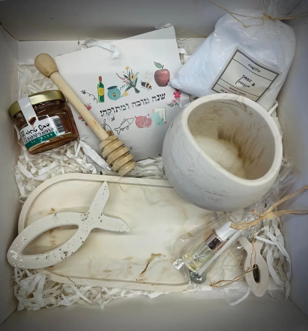 מארז הכולל מגש, כלי אמורפי לנר פניני שעווה, דבש עם מקל, אגרת ראש השנה ודג