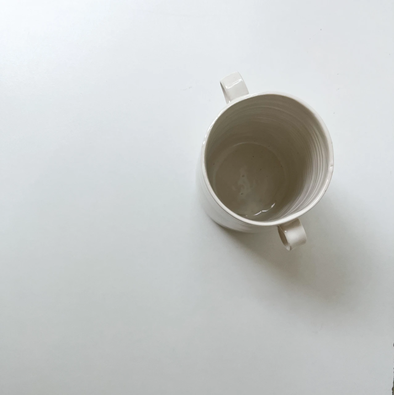 כד פורצלן עם עיטור