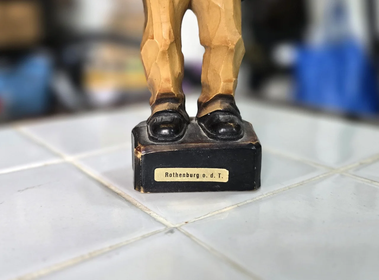 פסל עץ גרמני מגולף ביד גובה 23 סמ חתום מאחור