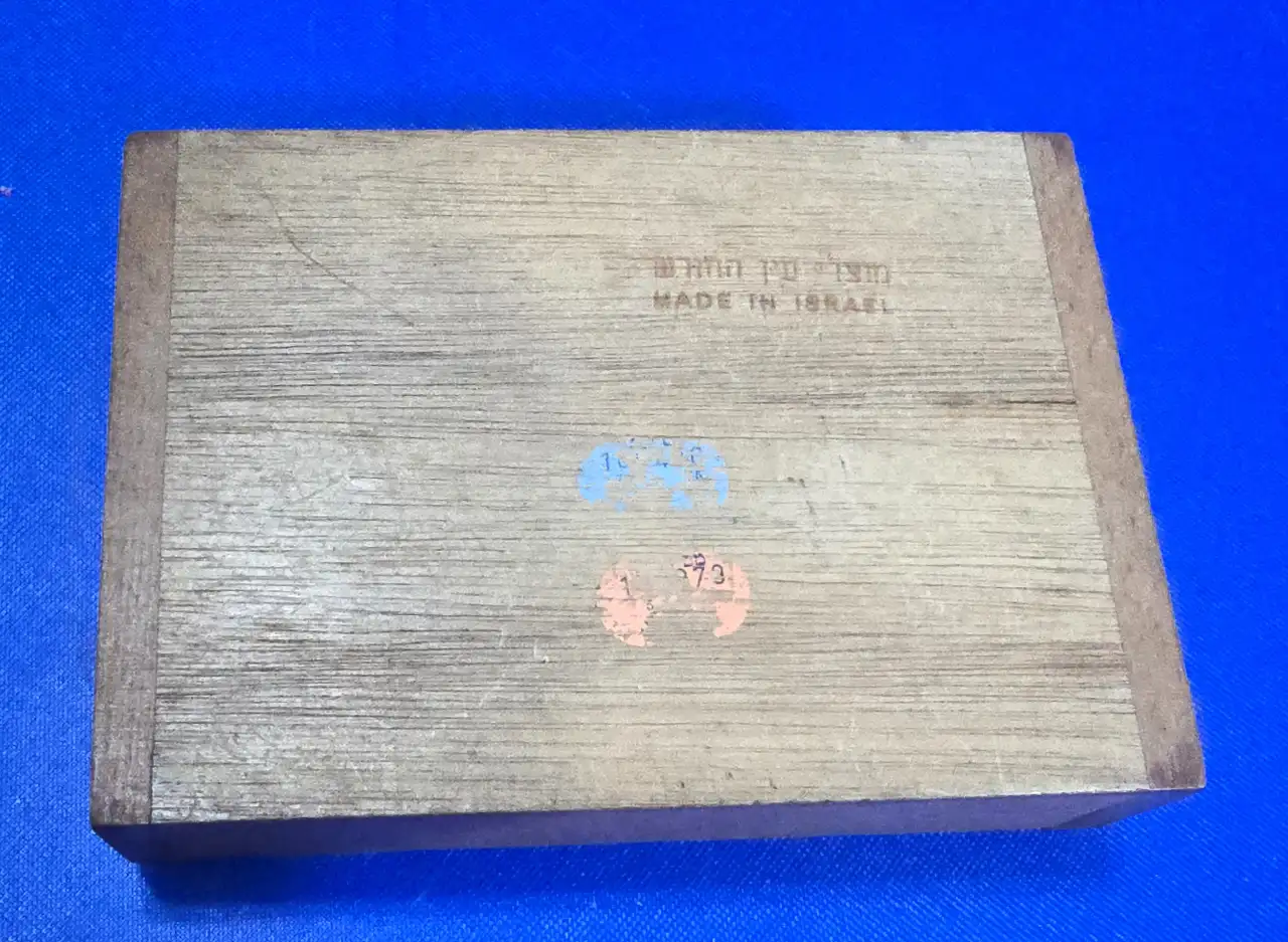 קופסת עץ ישנה מאד עם בולי מס קניה תוצרת הארץ עין החורש מיועדת לקלפים
