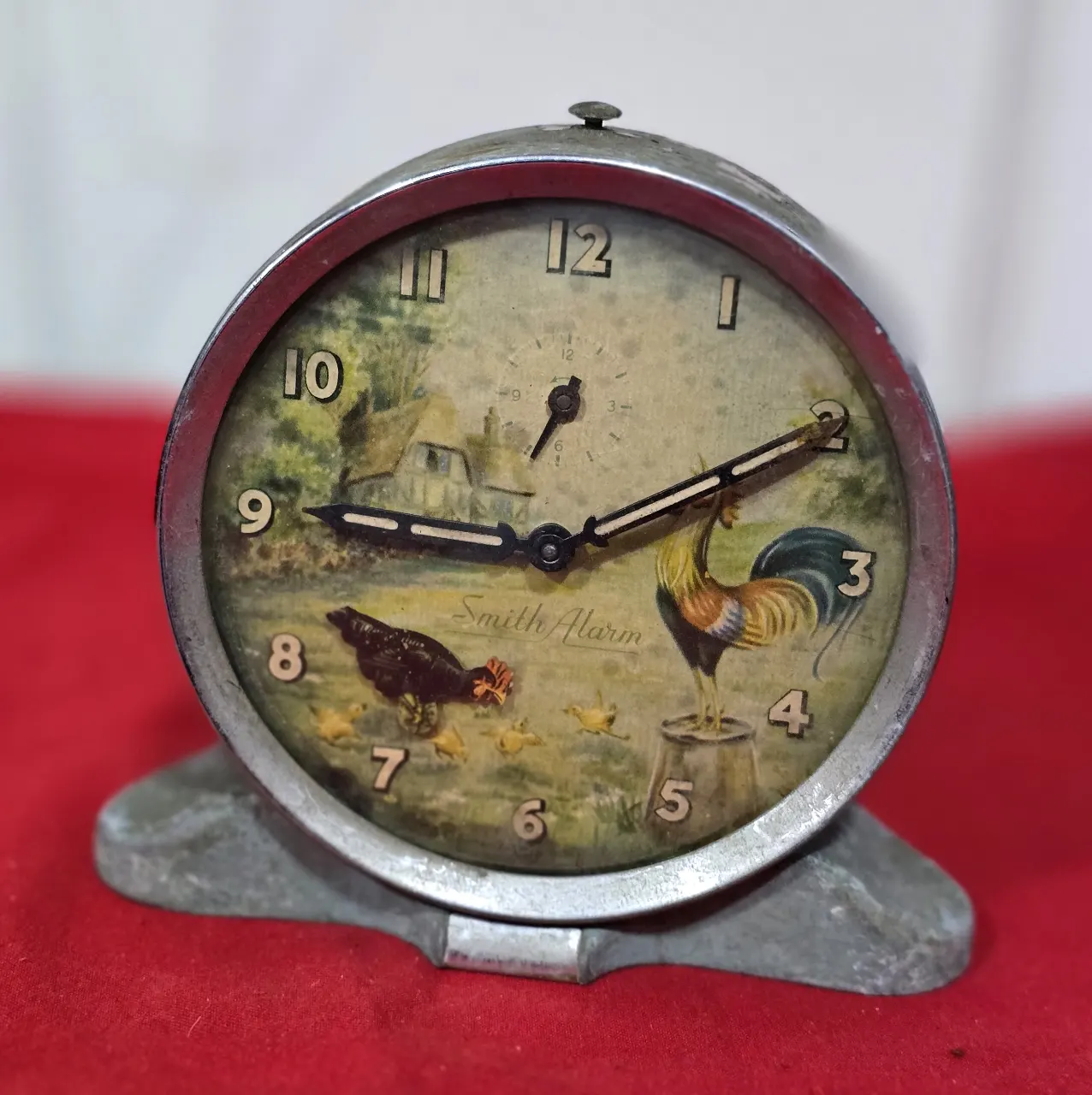 שעון מעורר וינט'ג שנות ה-50 אפשר לומר עתיק השעון לאספנים או לאוהבים המנגנון עובד וגם המותחנים מאחור