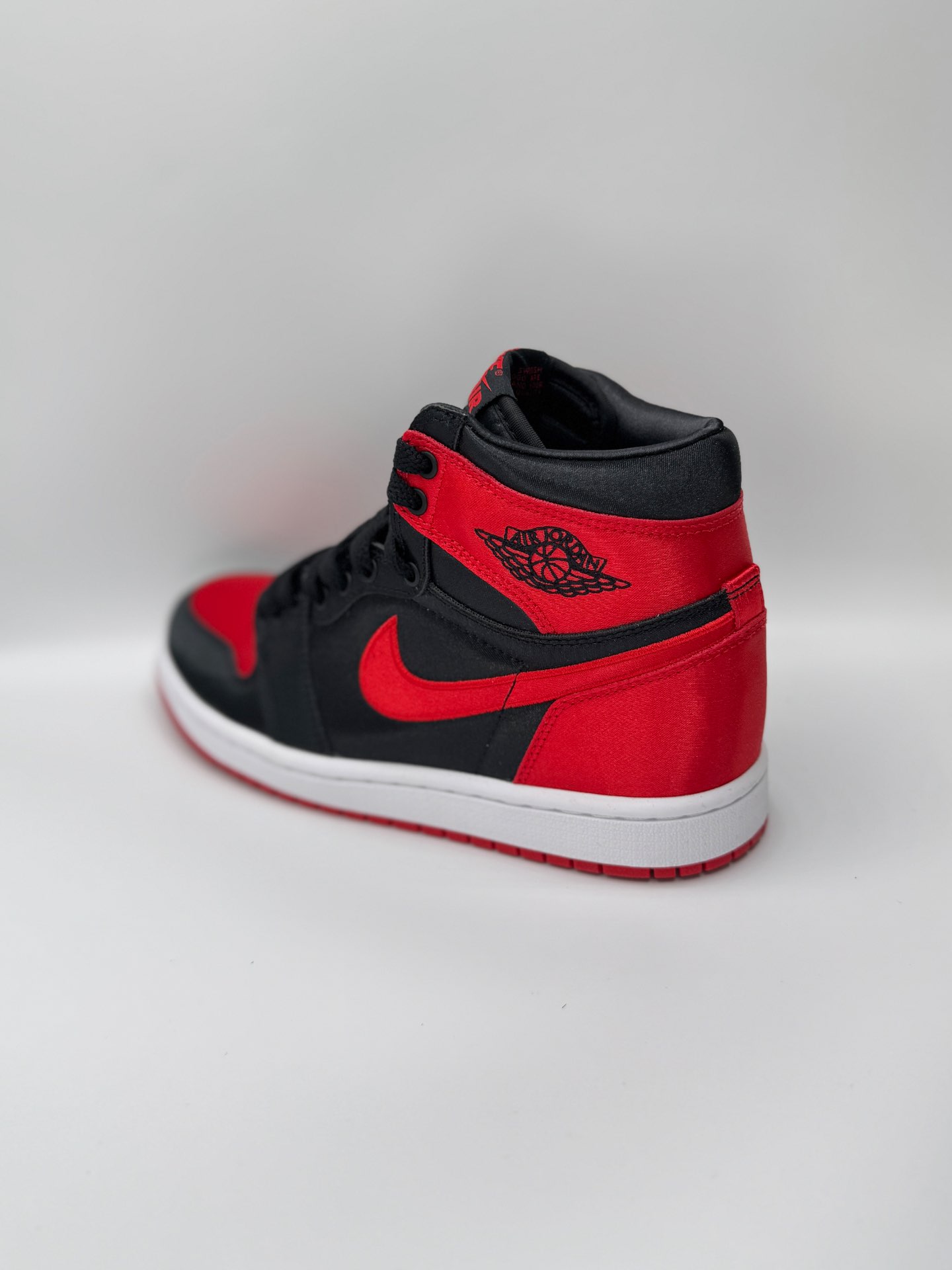 ״Jordan 1 Retro High OG “Satin Bred