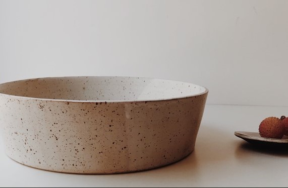 קערת הגשה לבנה מנוקדת XL