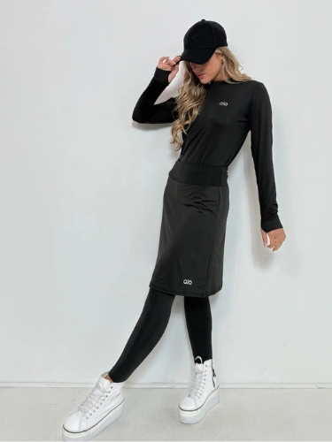   חליפת ספורט צנועה