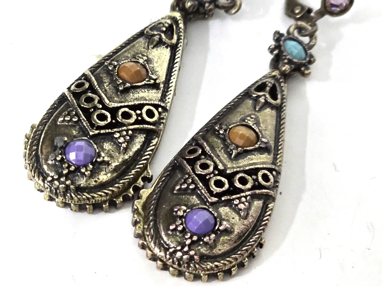 עגילים תלויים הודים בסגנון בוהו --שיק  עשויים מברונזה משובצים אבני חן תורכיז וקוריליאן צד אחד של העגיל משבץ באבני חן והצד השני מציג דמות אלה הינדית פריט אספנות