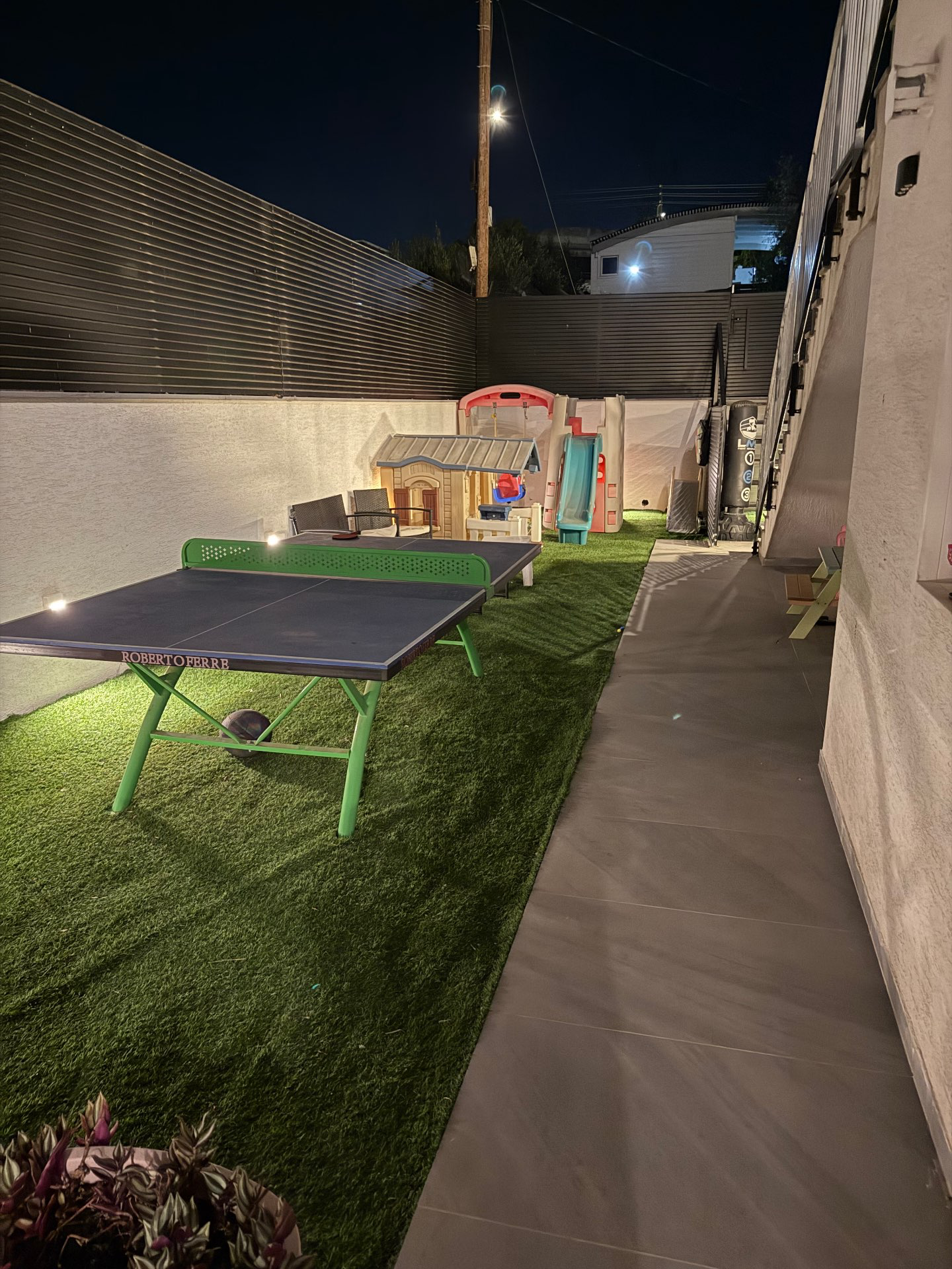 חצר משחקים לילדים ושולחן פינג פונג