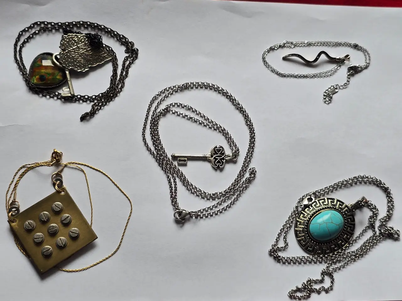 חמש שרשראות לצוואר