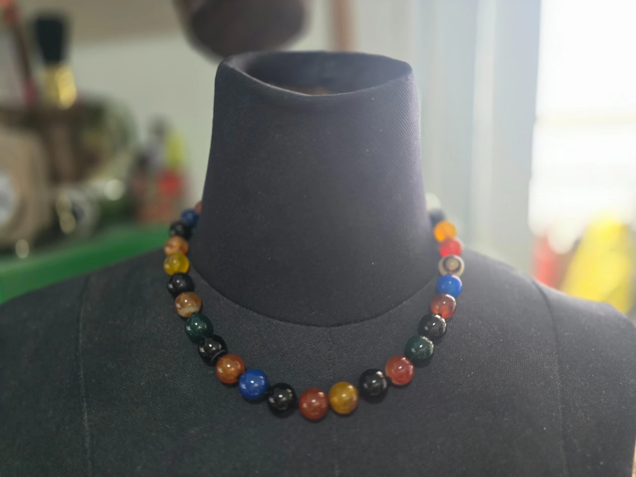 שרשרת חרוזים מרשימה צבעונית החרוזים עשויים מאבני חן טבעיות