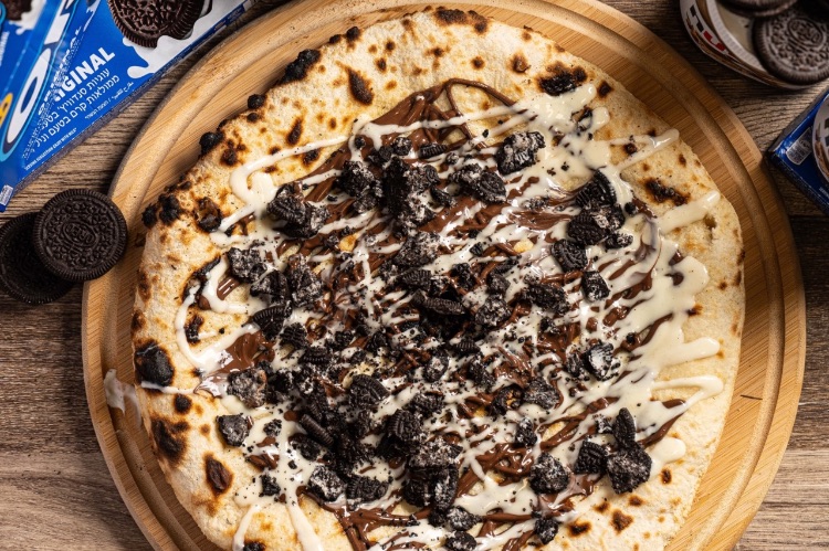 פיצה שוקולד שוקולד נוטלה ושברי אוראו בזילופי שוקולד לבן  מחיר: 44₪