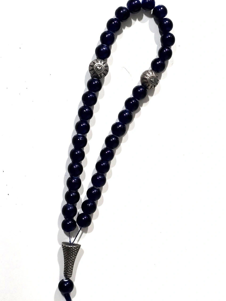 מחרוזת תפילה איסלמית מאסבחה בעלת 33  חרוזים צבע האבן כחול עמוק החרוזים אבני לאפיס .המחרוזת מעוטרת באלמנטים של כסף