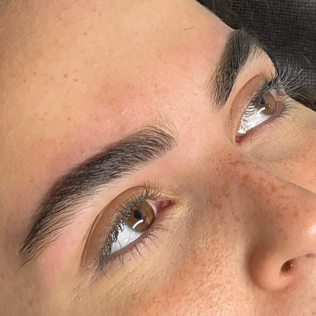 עיצוב גבות טבעיות